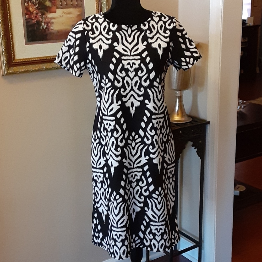 Sunny Leigh black white textured print stretch short sleeve No iron size 4 EUC…